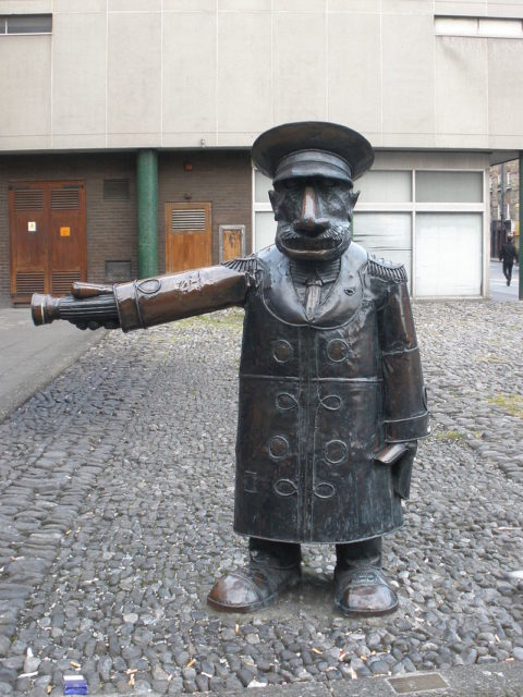 Mr. Screen statue outside the Screen Cinema. Author: O’Dea at WikiCommons. CC BY-SA 3.0