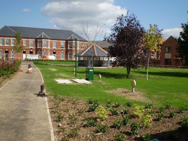 A view of the redeveloped Park Prewett Hospital. Author: Tbotten CC BY-SA 3.0