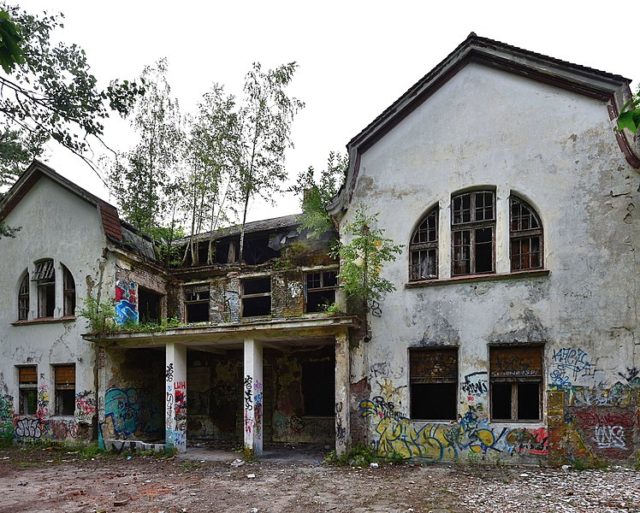 Abandoned building of the Zofiówka Sanatorium. Author: Adrian Grycuk CC BY-SA 3.0 pl