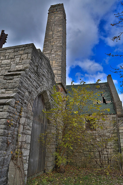 Abandoned building on the island. Author: Michael R Stoller Jr CC BY-ND 2.0