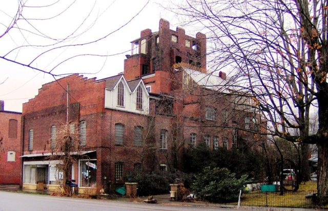 Dr Fred Stone Sr. Hospital. Author: Brian Stansberry CC BY 3.0