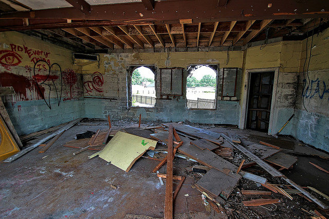 Inside one of the structures at the Enchanted Forest. Author: Forsaken Fotos CC BY 2.0