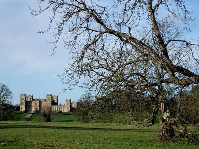 Mentmore Towers across its grounds. Author: Rob Farrow. CC BY-SA 2.0