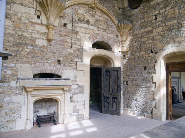 One of the three fireplaces in the hall of the mansion. Author: Fiducial. CC BY-SA 3.0