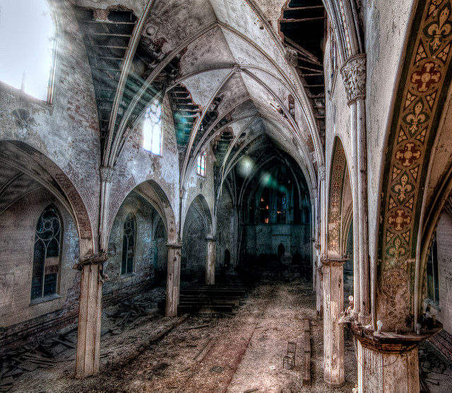 Sun rays through the dusty windows. Author: Colin Knowles CC BY-SA 2.0