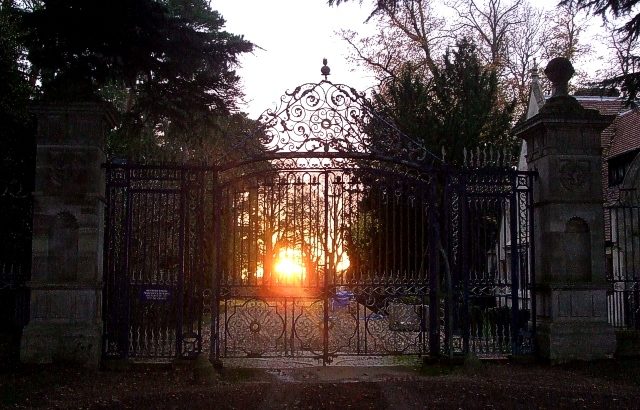 These fine gates are one of the side entrances to Mentmore Towers. Author: Rob Farrow. CC BY-SA 2.0