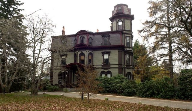 The Adams-Nervine Asylum front view. Author: Jameslwoodward CC BY-SA 3.0