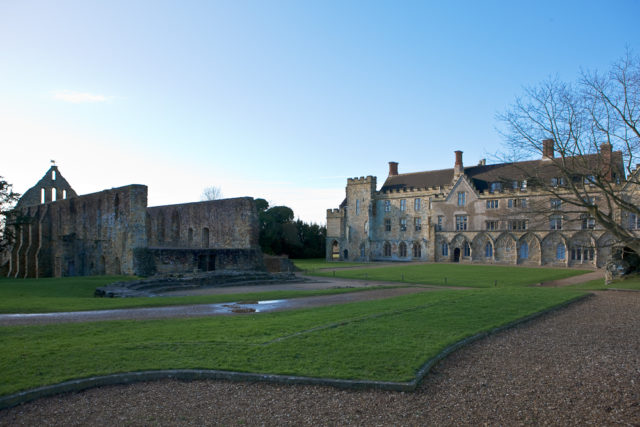 The Battle Abbey school (on the right) and the remains of the dormitory (on the left). Author: WyrdLight.com. CC BY-SA 3.0