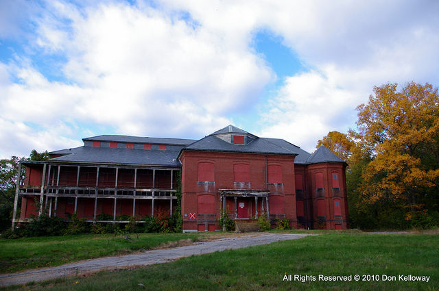 The boarded up windows and doors. Author: Don Kelloway CC BY-ND 2.0