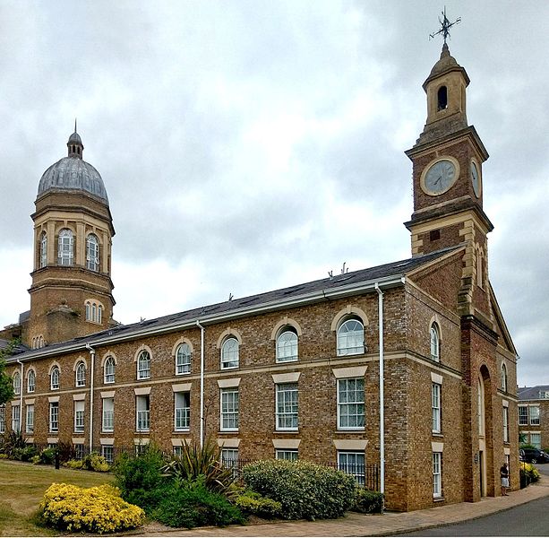 The Clock Tower at the rear. Author: Philafrenzy CC BY-SA 4.0