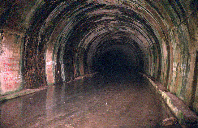 The conditions inside the tunnels. Author: Roberto Lumbreras CC BY-SA 2.0