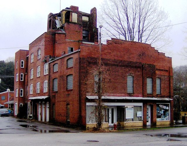 The hospital’s facade. Author: Brian Stansberry CC BY 3.0