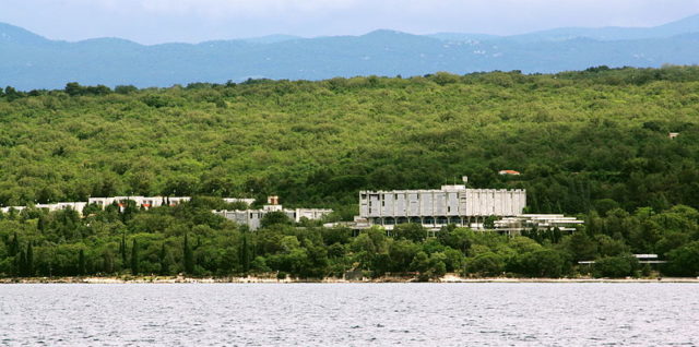 The hotel being consumed by nature. Author: Usien CC BY-SA 3.0