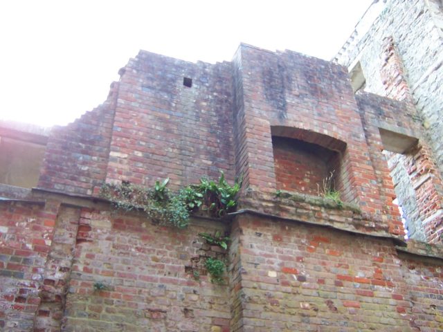 The house was severely damaged during WWII after a bomb exploded near it. Author: Loz Pycock. CC BY-SA 2.0