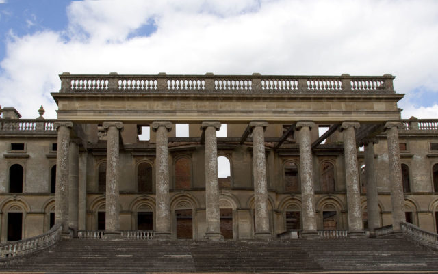 The mansion was ruined by a devastating fire in 1937, and since then it remains abandoned. Author: Tony Hisgett. CC BY 2.0