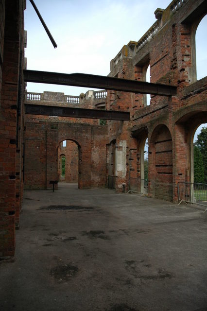 The ruined ballroom. Author: Robek. CC BY-SA 2.5