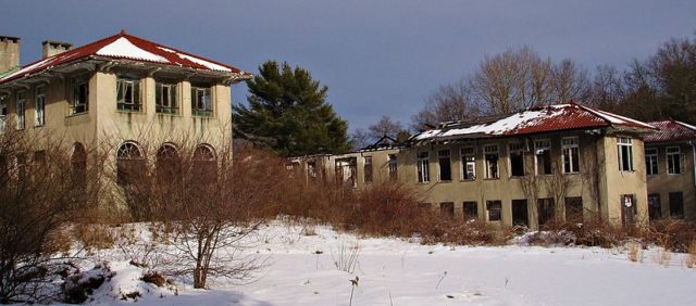 View of the two annexe wards. Author: Kurttarvis CC BY-SA 4.0