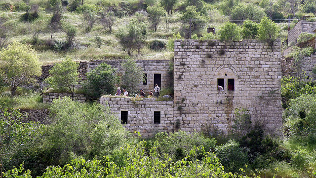 The ruins are periodically visited by tourists. Author: RonAlmog – CC BY 2.0