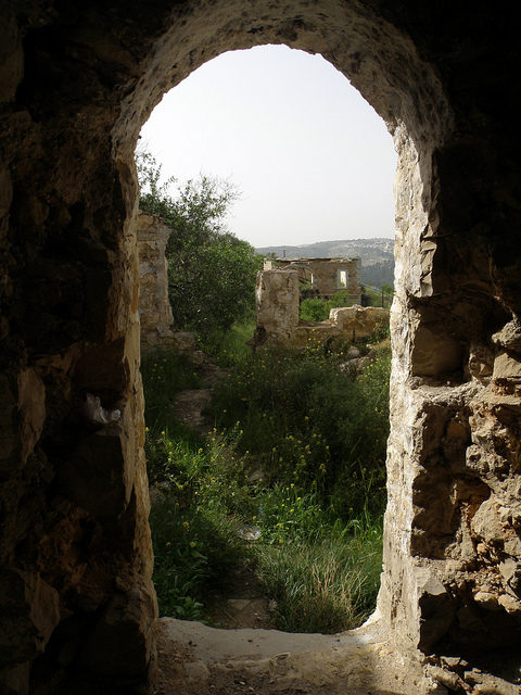 An old door. Author: RonAlmog – CC BY 2.0