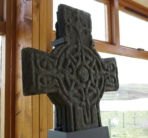 Finlaggan Cross/ Author: Otter – CC BY-SA 3.0