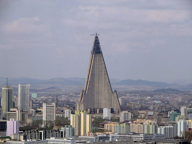 Ryugyong Hotel photo taken on 2004.05.02 – Author: 準建築人手札網站 Forgemind ArchiMedia – CC BY 2.0