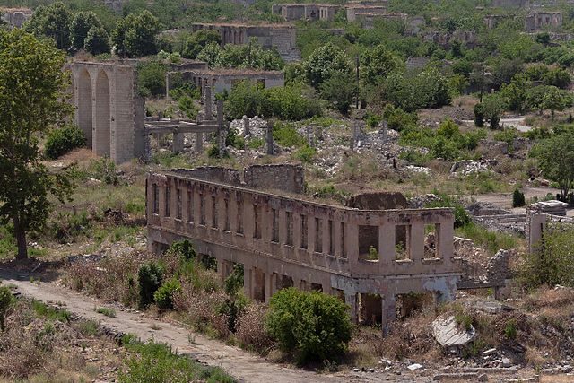 The deserted city is metamorphosing into forest/ Author: KennyOMG – CC BY-SA 4.0