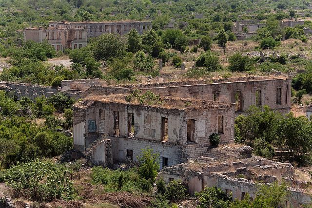 Vegetation has overtaken the ruins/ KennyOMG – CC BY-SA 4.0