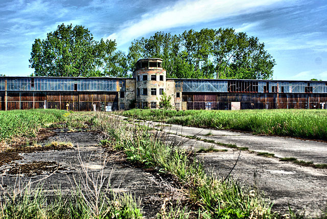 View from the Rolling Field to the Tower in 2012 – Author: Mediasmith – CC BY-SA 3.0