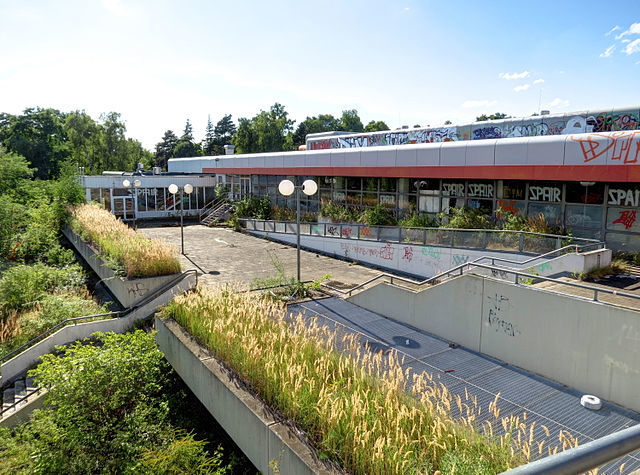 Abandoned shopping center on Avenue Charles-de-Gaulle, Berlin – Author: Alexrk2 – CC BY-SA 3.0