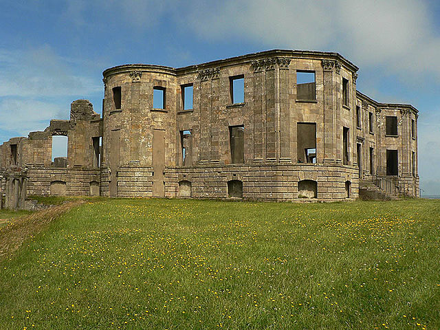 Downhill House ruins/ Author: Jean Smith – CC BY-SA 2.0