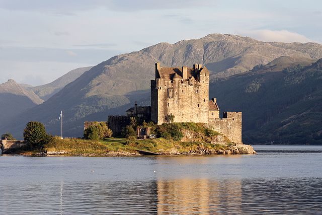 The castle, seen from the west – Author: Guillaume Piolle – CC BY 3.0