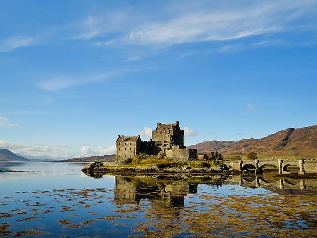 Eilean Donan Castle, seen from the south – Author: Chris H Munro – CC BY-SA 4.0