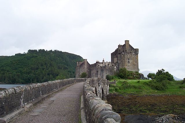Looking down the bridge to the castle – Author: Vanished user – CC BY-SA 3.0