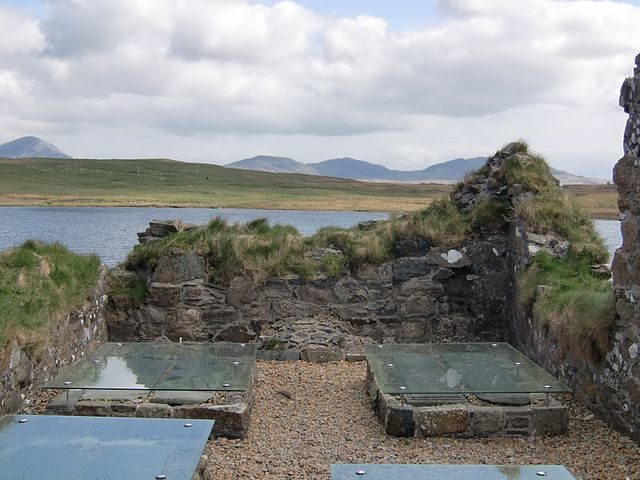 Ancient graves/ Author: W. L. Tarbert – CC BY-SA 3.0