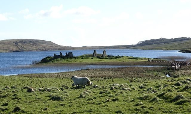 Ruins of medieval buildings at Eilean Mor/ Author: Otter – CC BY-SA 3.0
