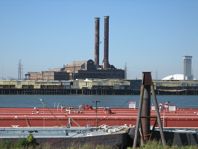 Gretna, Louisiana: view across Mississippi to New Orleans, with Superdome and the old NOPSI Power Plant – Author: Infrogmation of New Orleans – CC BY 2.5