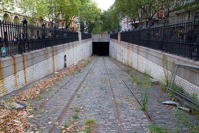 Kingsway Subway entrance in Southampton Row – Author: Tony Hisgett – CC BY 2.0