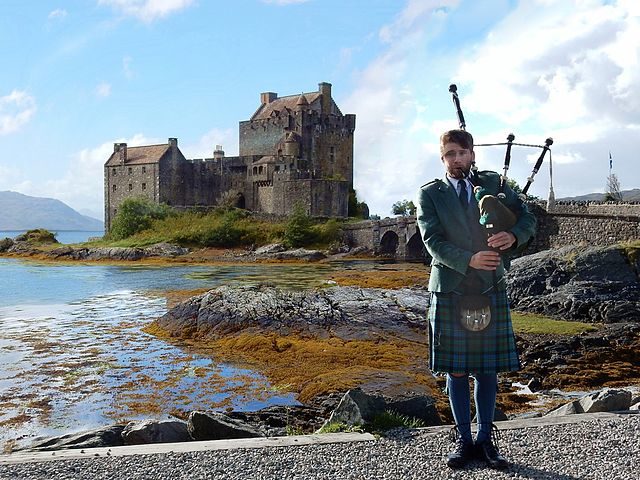 Piper on shore near castle – Author: Marshallhenrie – CC BY-SA 4.0