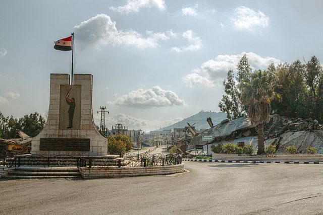 The entrance to the ruined city of Quneitra (2009)/ Author: Ed Brambley – CC BY-SA 2.0