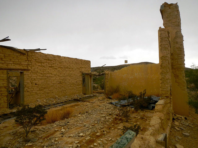 Abandoned house, part of the ghost town. Author: PunkToad CC BY 2.0