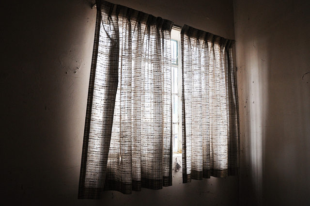 Closed curtains in one of the barracks. Author: agweightman CC BY-ND 2.0