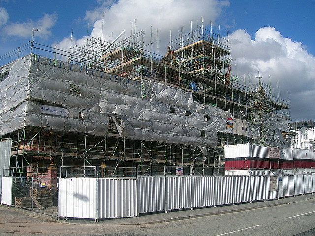 During the restoration of the façade. Author: Mikey CC-BY 2.0