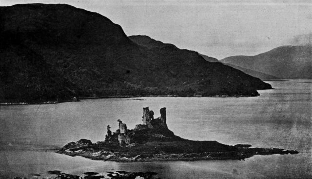 Castle ruins, sometime before 1911.