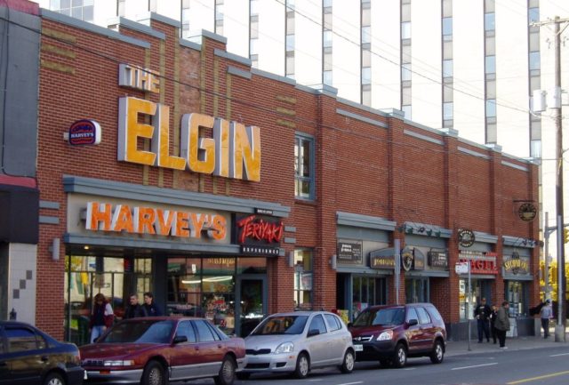 The former Elgin Theatre building, today home to a number of restaurants. Author: SimonP. CC BY-SA 3.0