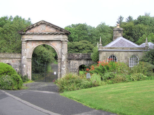 The Gate house/ Author: Kenneth Allen – CC BY-SA 2.0