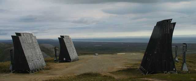 Group of antennas on top of a hill. Author: Chris Lott CC BY 2.0