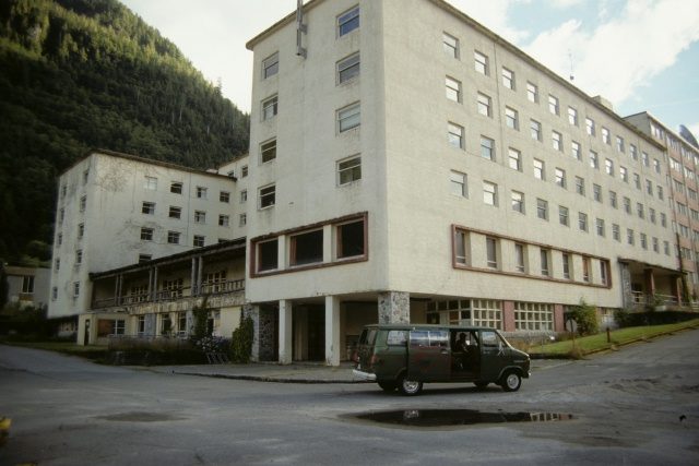 The 400 room Martin Inn in 1990, two years after it closed. Author: Roland Neave. CC BY-SA 3.0