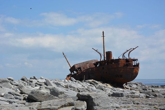 MV Plassy on top of the rocks. Author: G.Mannaerts CC BY-SA 4.0