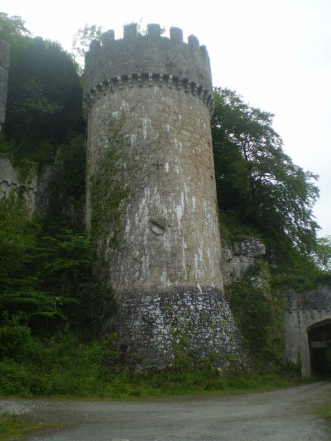 One of the towers known as Hesketh Tower. Author: Mattcymru2. CC BY-SA 3.0