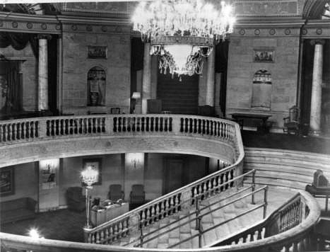 Capitol Cinema lobby. Author: Chris Lund. Public Domain